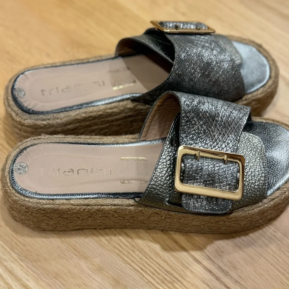 trianimi Platform size 38 / pair of silver espadrille sandals with a gold buckle